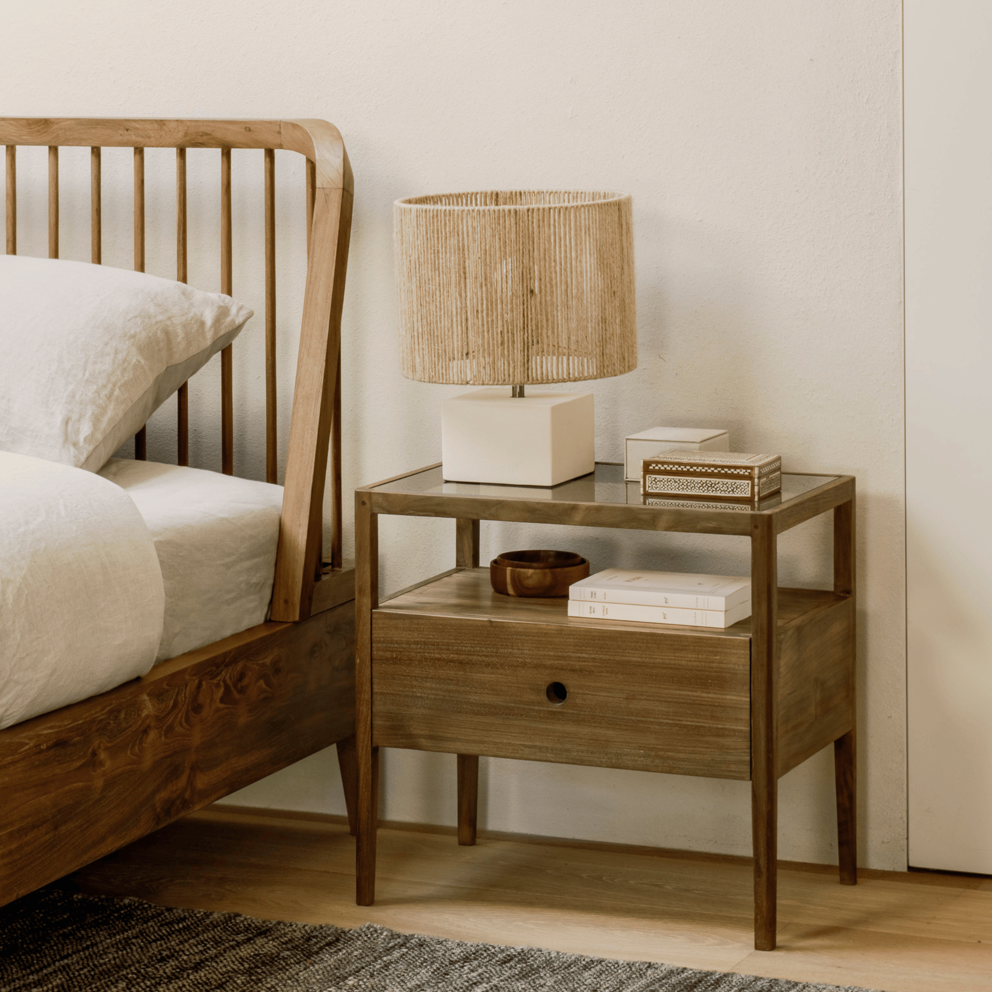 Table de chevet traditionnelle en bois naturel pour chambre à coucher