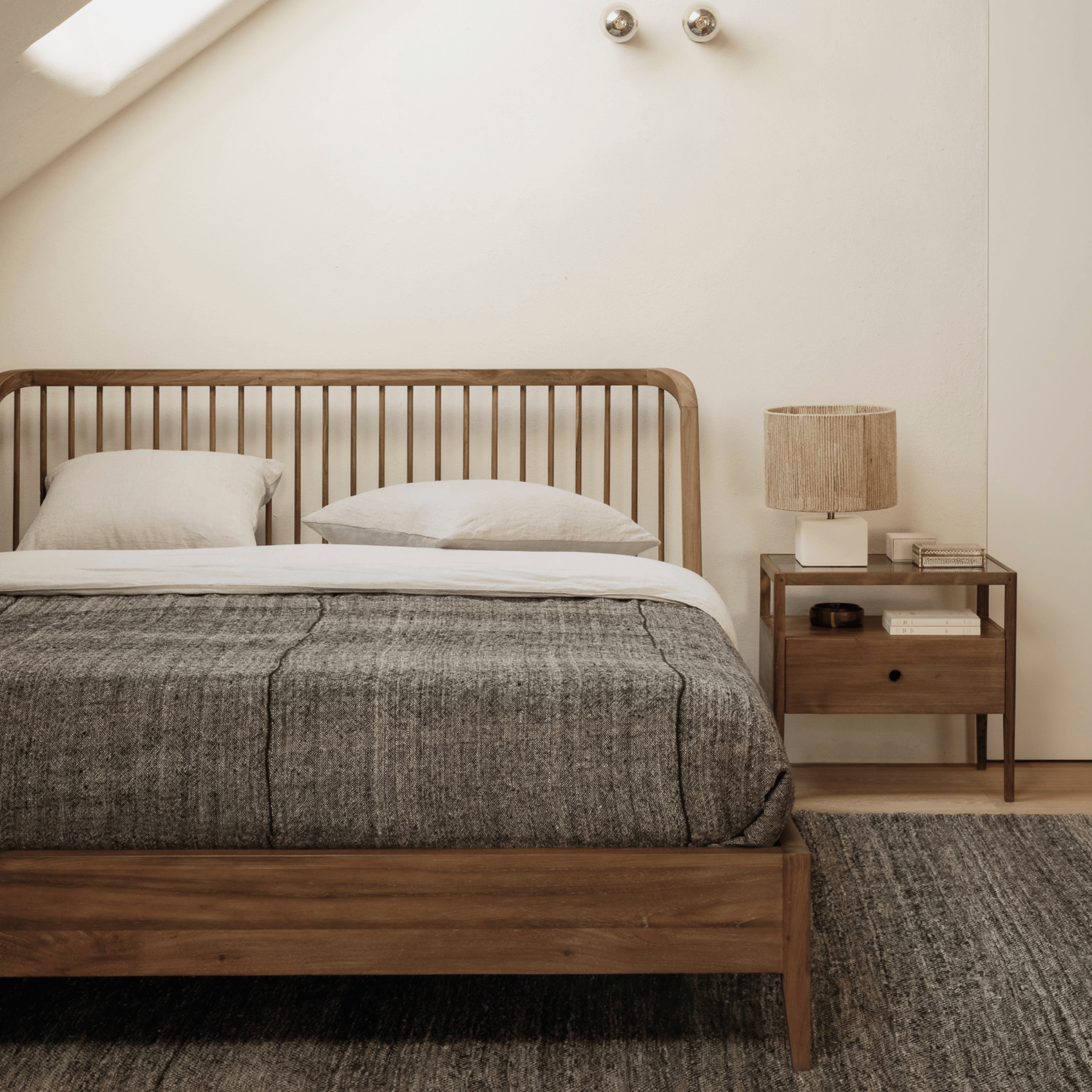 Table de chevet traditionnelle en bois naturel pour chambre à coucher