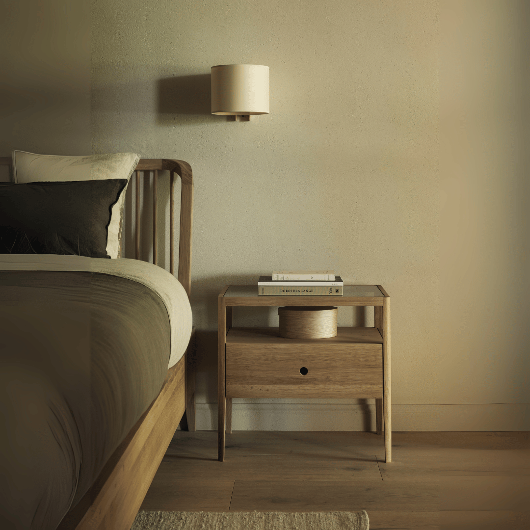 Table de chevet de chambre en chêne massif traditionnel