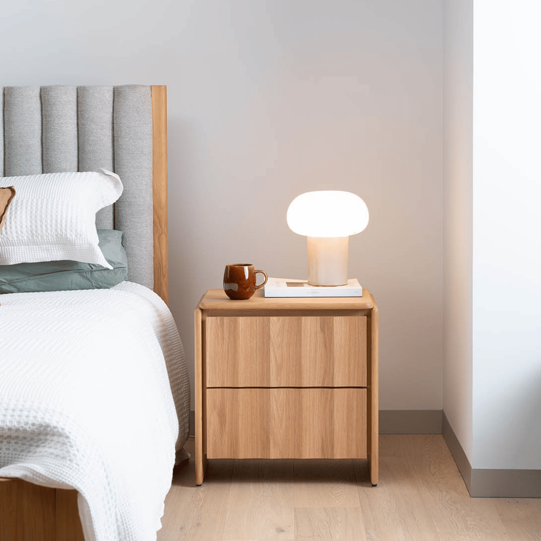 Table de chevet en chêne naturel avec fermeture amortie pour chambre à coucher