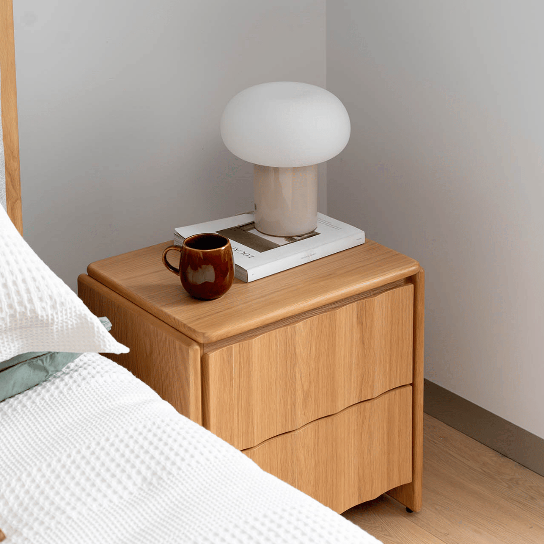 Table de chevet en chêne naturel avec fermeture amortie pour chambre à coucher