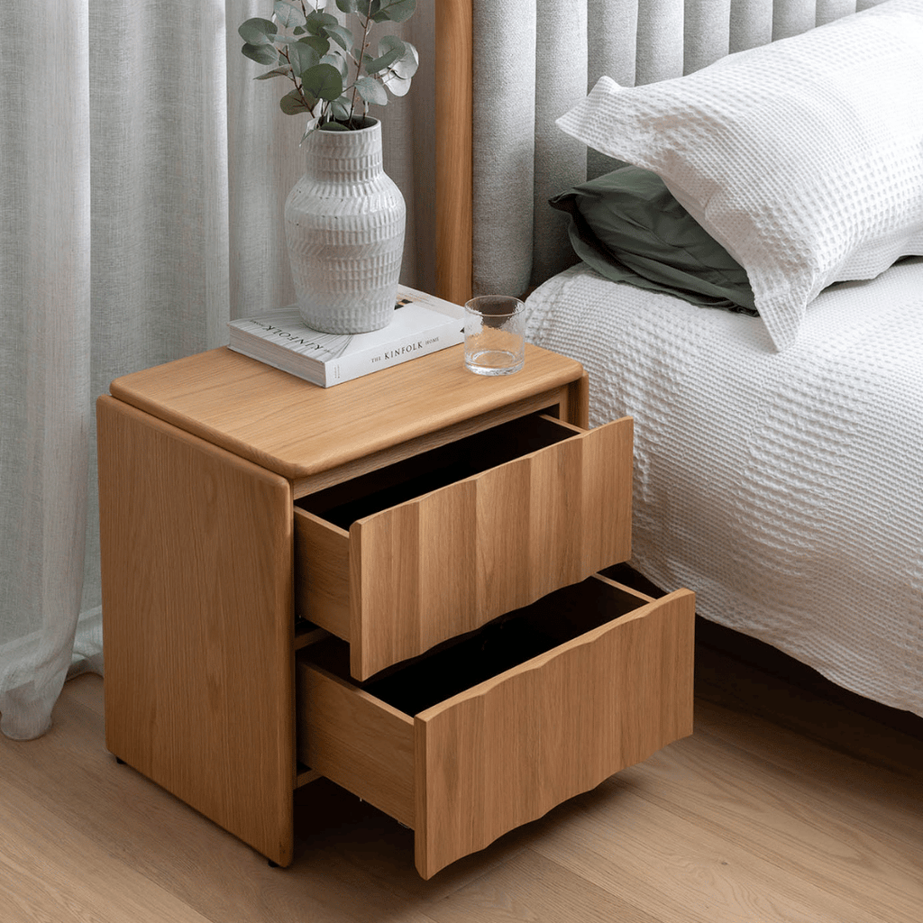 Table de chevet en chêne naturel avec fermeture amortie pour chambre à coucher