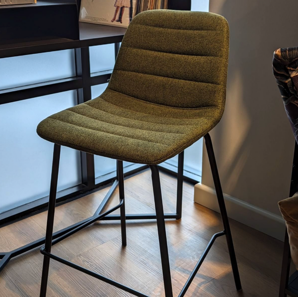 Tabouret de bar de cuisine vert en acier du milieu du siècle avec rembourrage