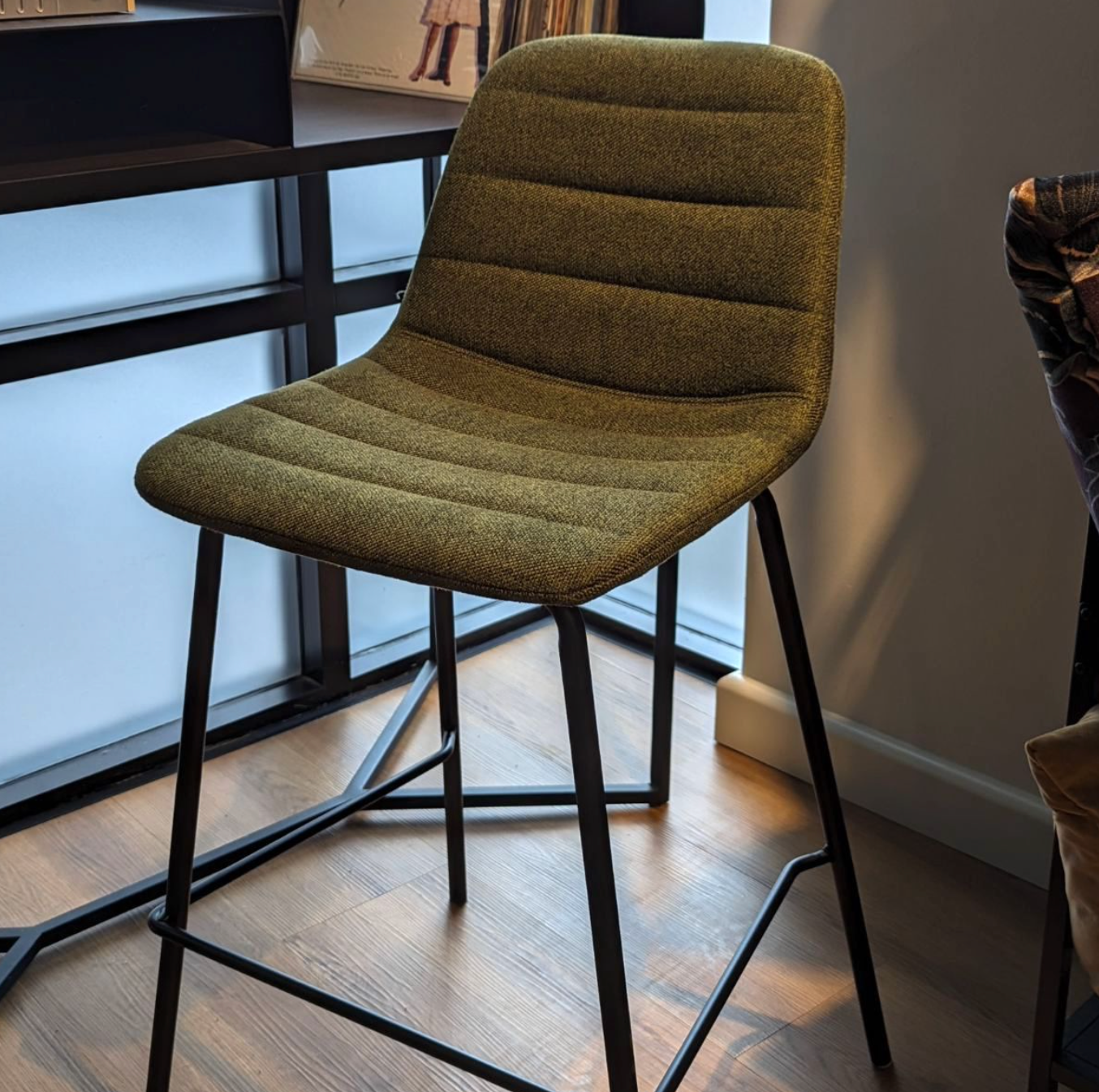 Tabouret de bar de cuisine vert en acier du milieu du siècle avec rembourrage