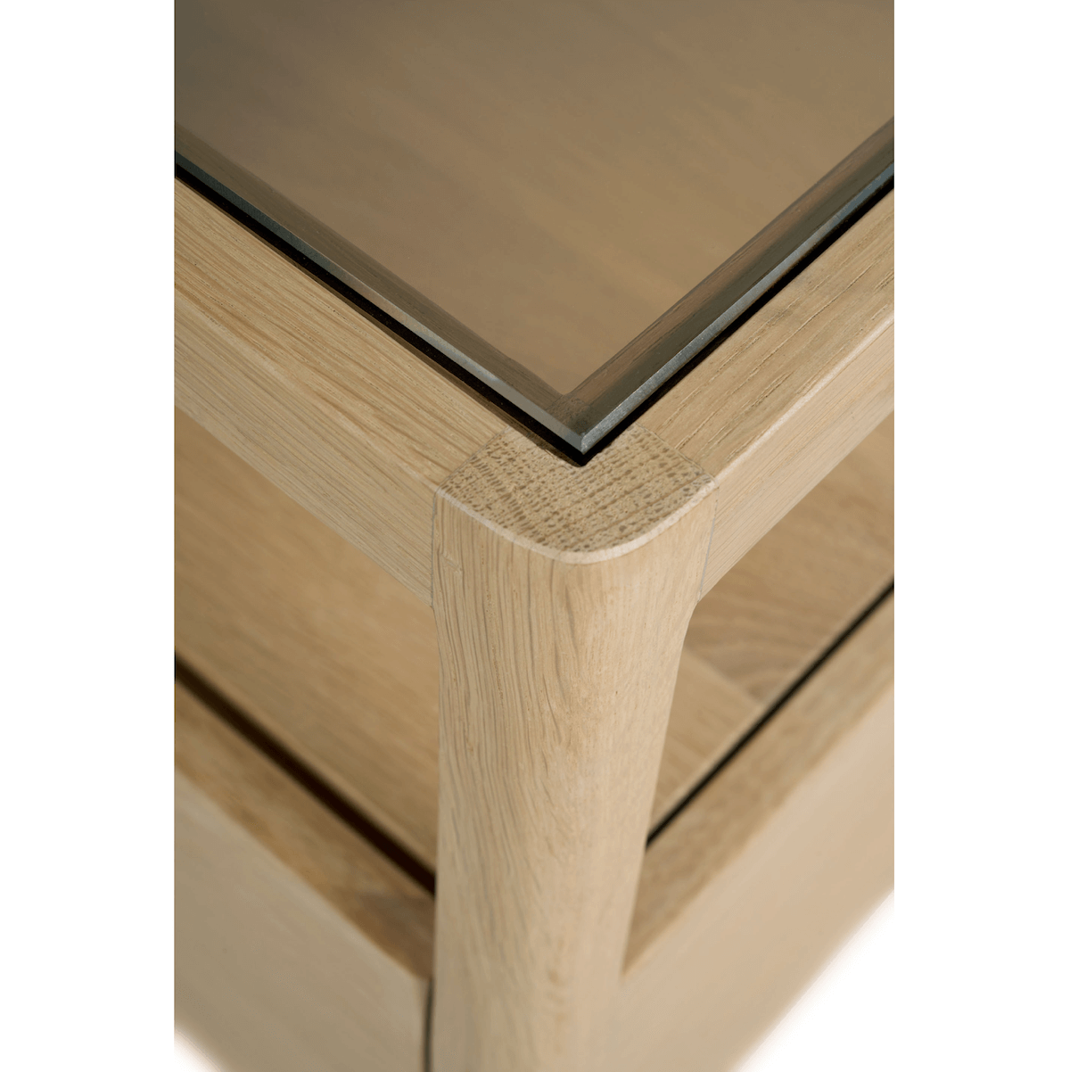 Table de chevet de chambre en chêne massif traditionnel