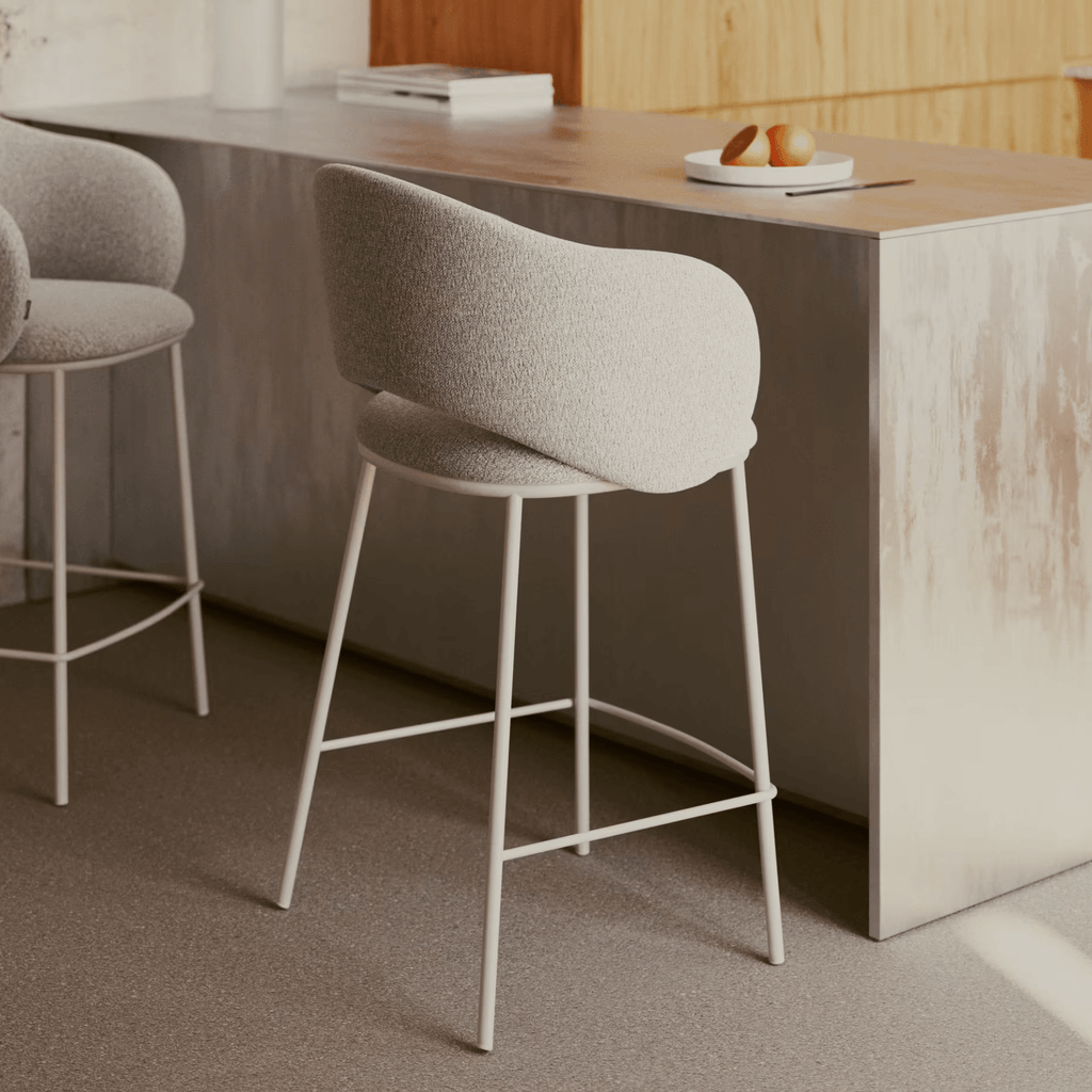 Tabouret de bar moderne en chenille gris tourterelle avec mousse haute densité et dossier incurvé pour cuisine