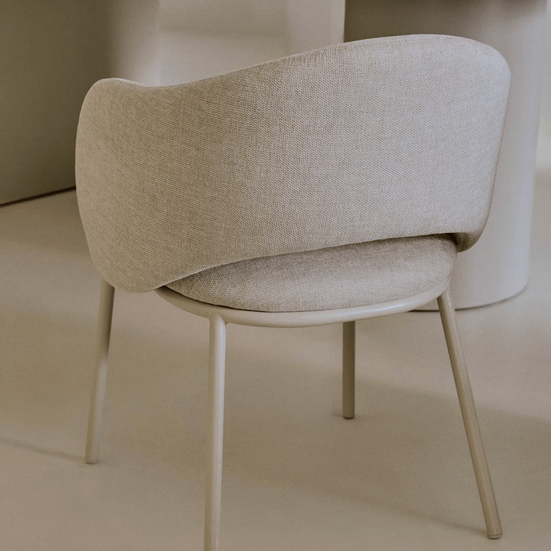 Chaise de salle à manger moderne en métal gris tourterelle avec mousse haute densité et dossier incurvé pour salle à manger