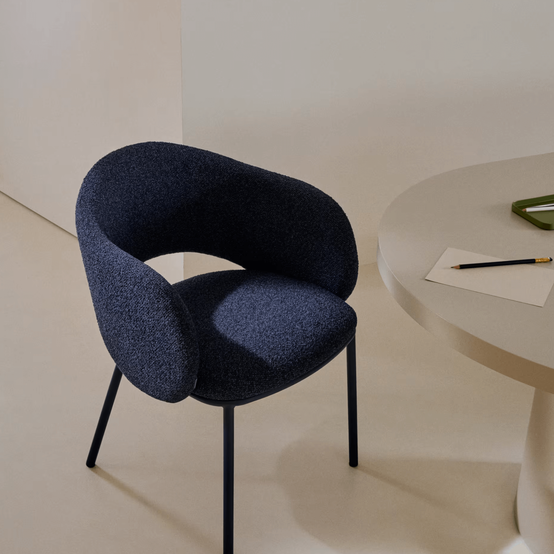 Chaise de salle à manger moderne en chenille bleu marine avec mousse haute densité et dossier incurvé pour la salle à manger