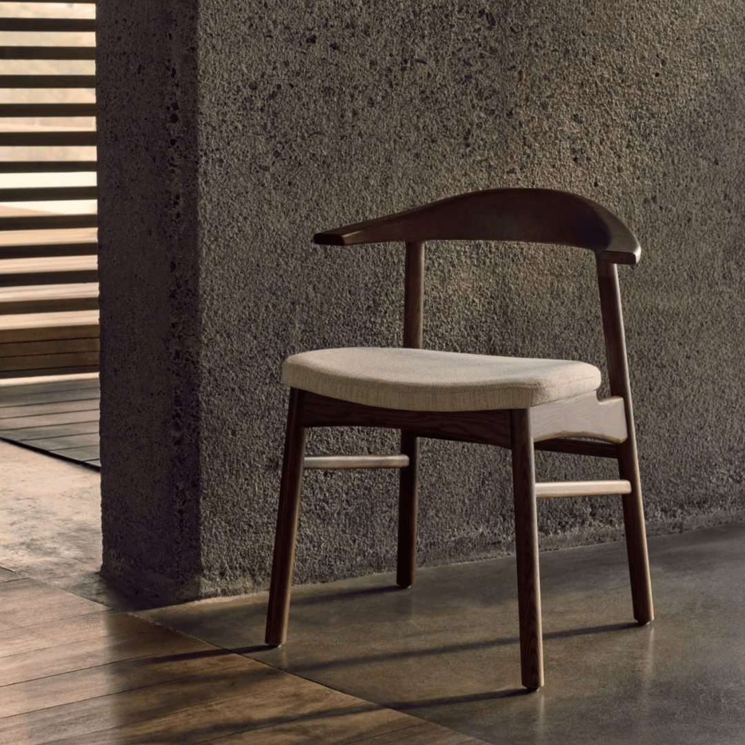Chaise de salle à manger en noyer marron avec dossier incurvé