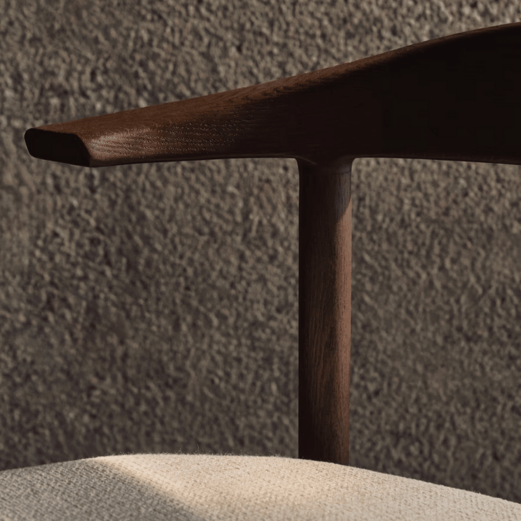 Chaise de salle à manger en noyer marron avec dossier incurvé