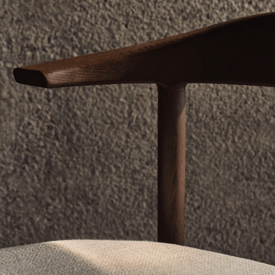 Chaise de salle à manger en noyer marron avec dossier incurvé