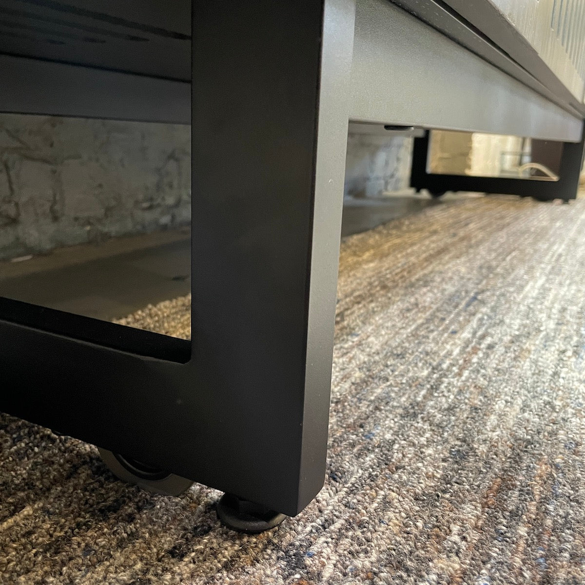Meuble TV en frêne anthracite de style Mid-Century pour salon