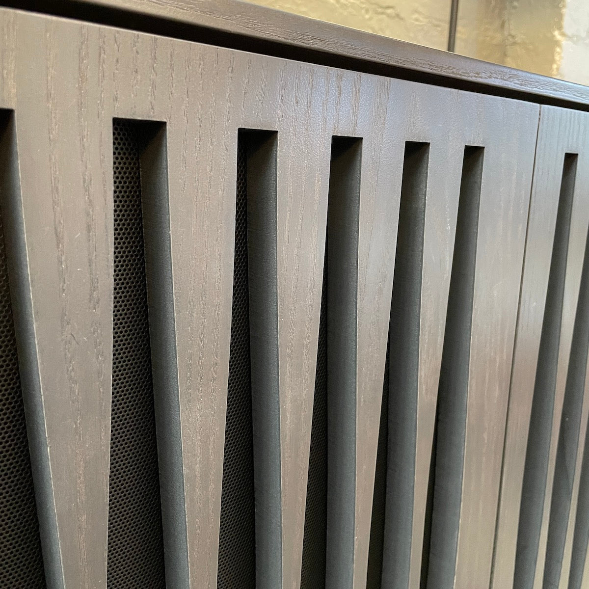 Meuble TV en frêne anthracite de style Mid-Century pour salon