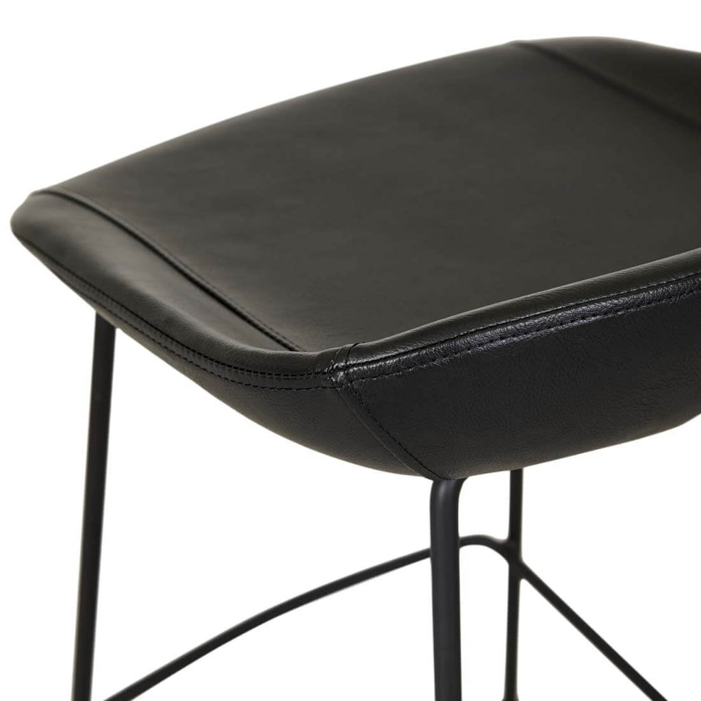 Tabouret de bar vintage en cuir noir mat avec dossier incurvé pour cuisine