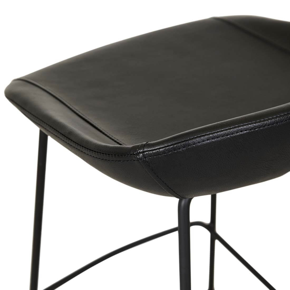 Tabouret de bar vintage en cuir noir mat avec dossier incurvé pour cuisine