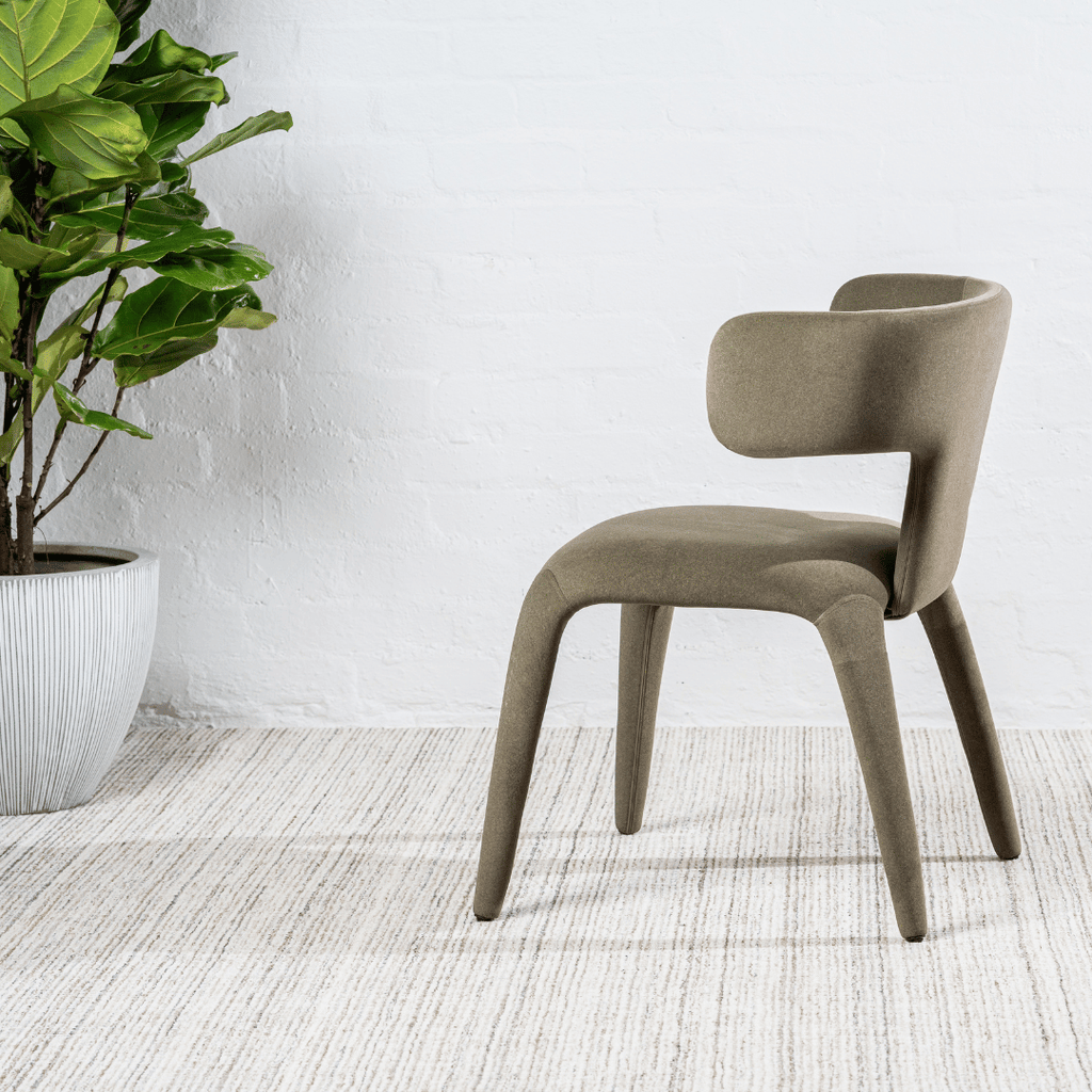 Chaise de salle à manger en tissu vert avec dossier incurvé