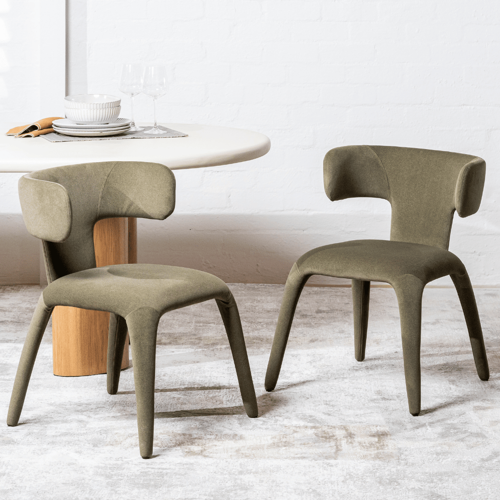 Chaise de salle à manger en tissu vert avec dossier incurvé