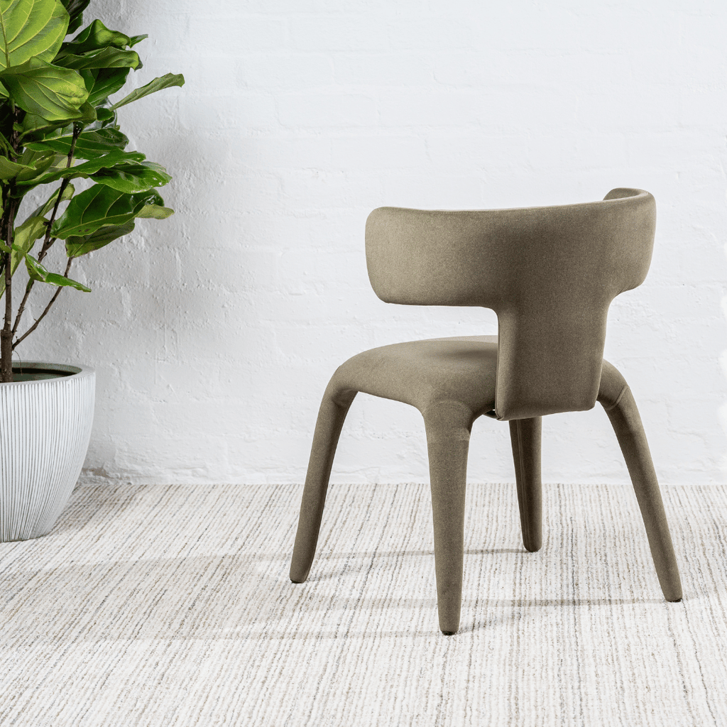 Chaise de salle à manger en tissu vert avec dossier incurvé