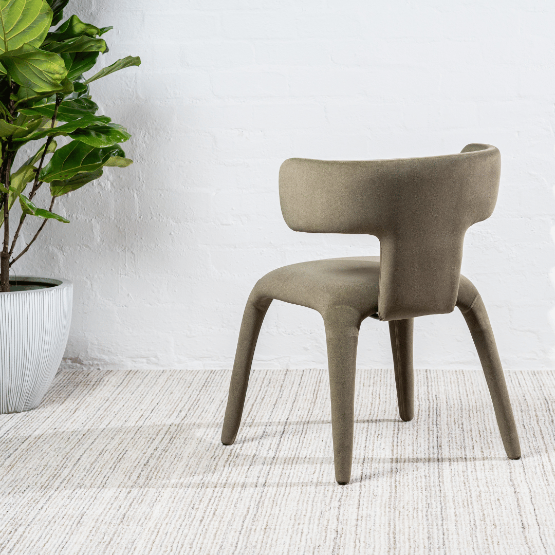 Chaise de salle à manger en tissu vert avec dossier incurvé