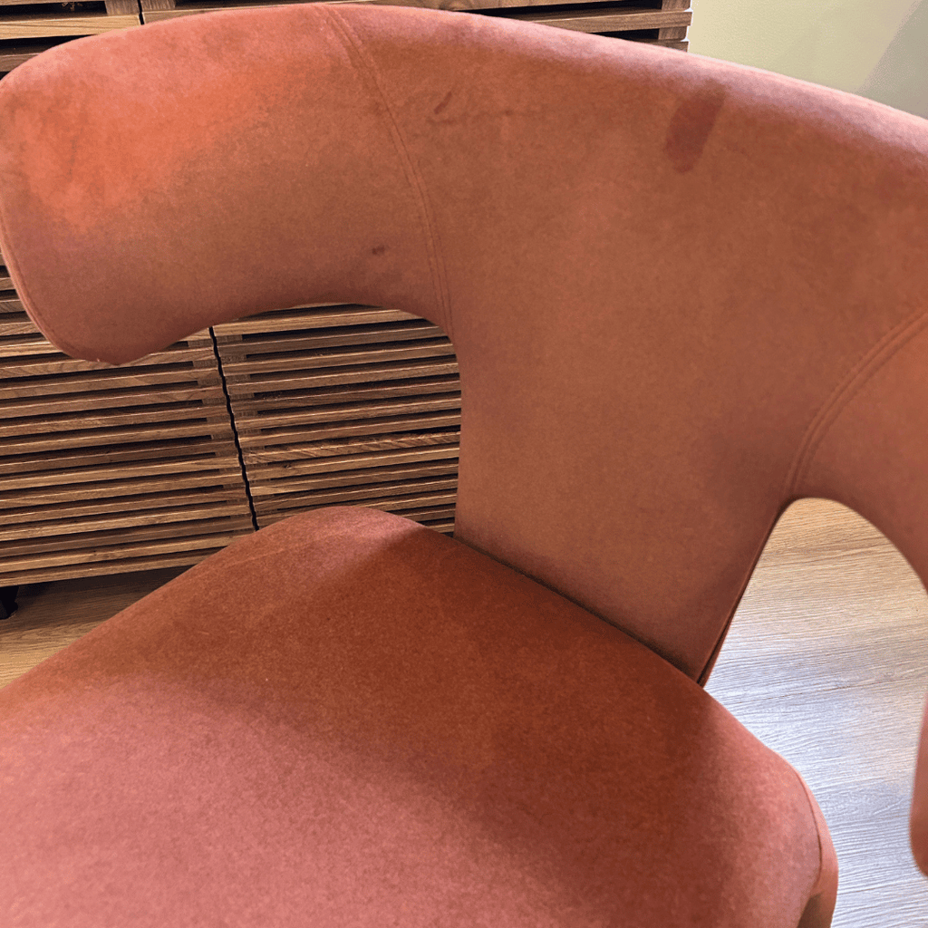 Chaise de salle à manger en tissu rouille avec dossier incurvé