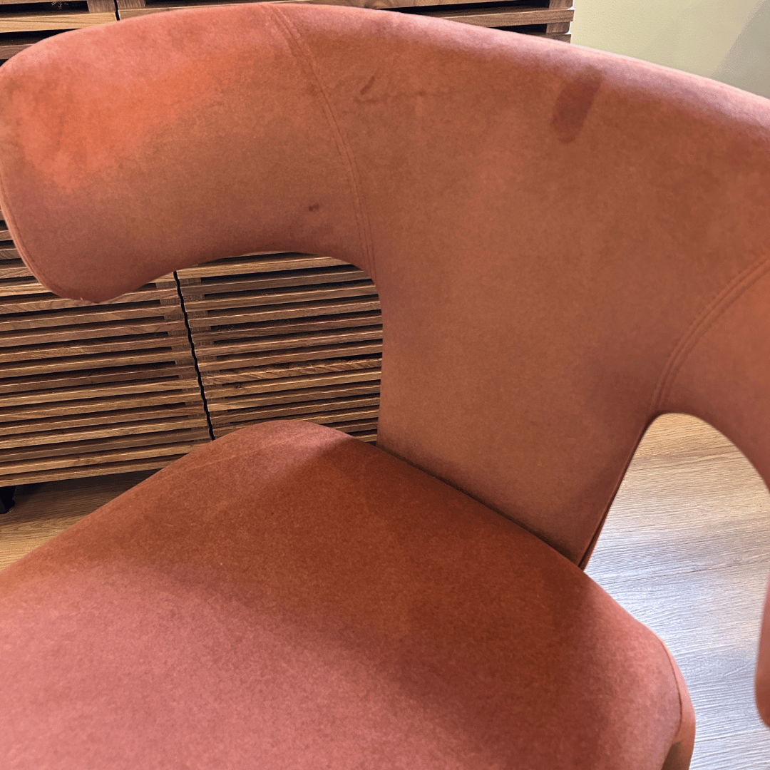 Chaise de salle à manger en tissu rouille avec dossier incurvé