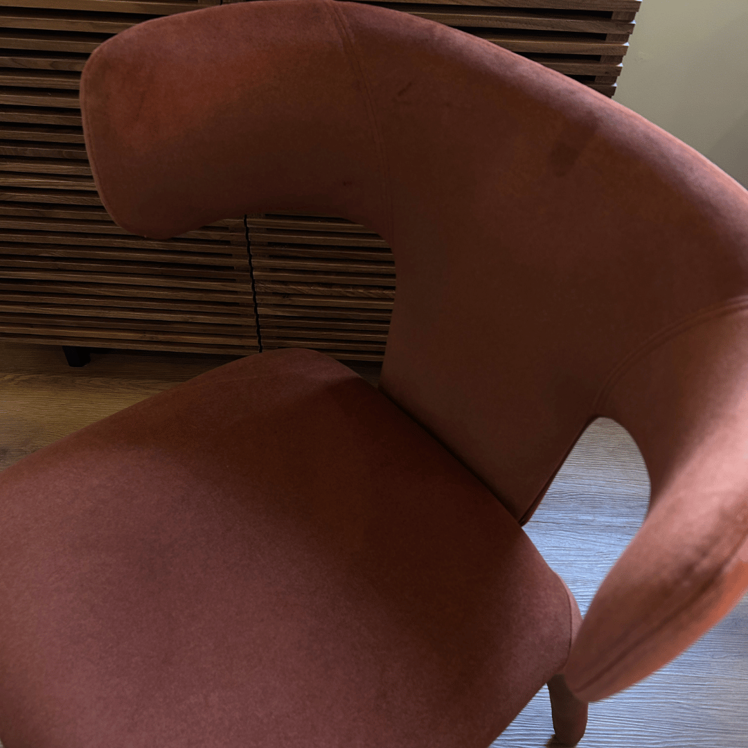Chaise de salle à manger en tissu rouille avec dossier incurvé