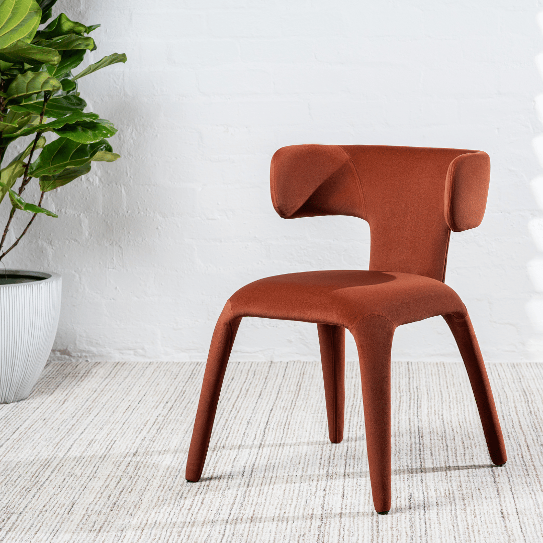 Chaise de salle à manger en tissu rouille avec dossier incurvé