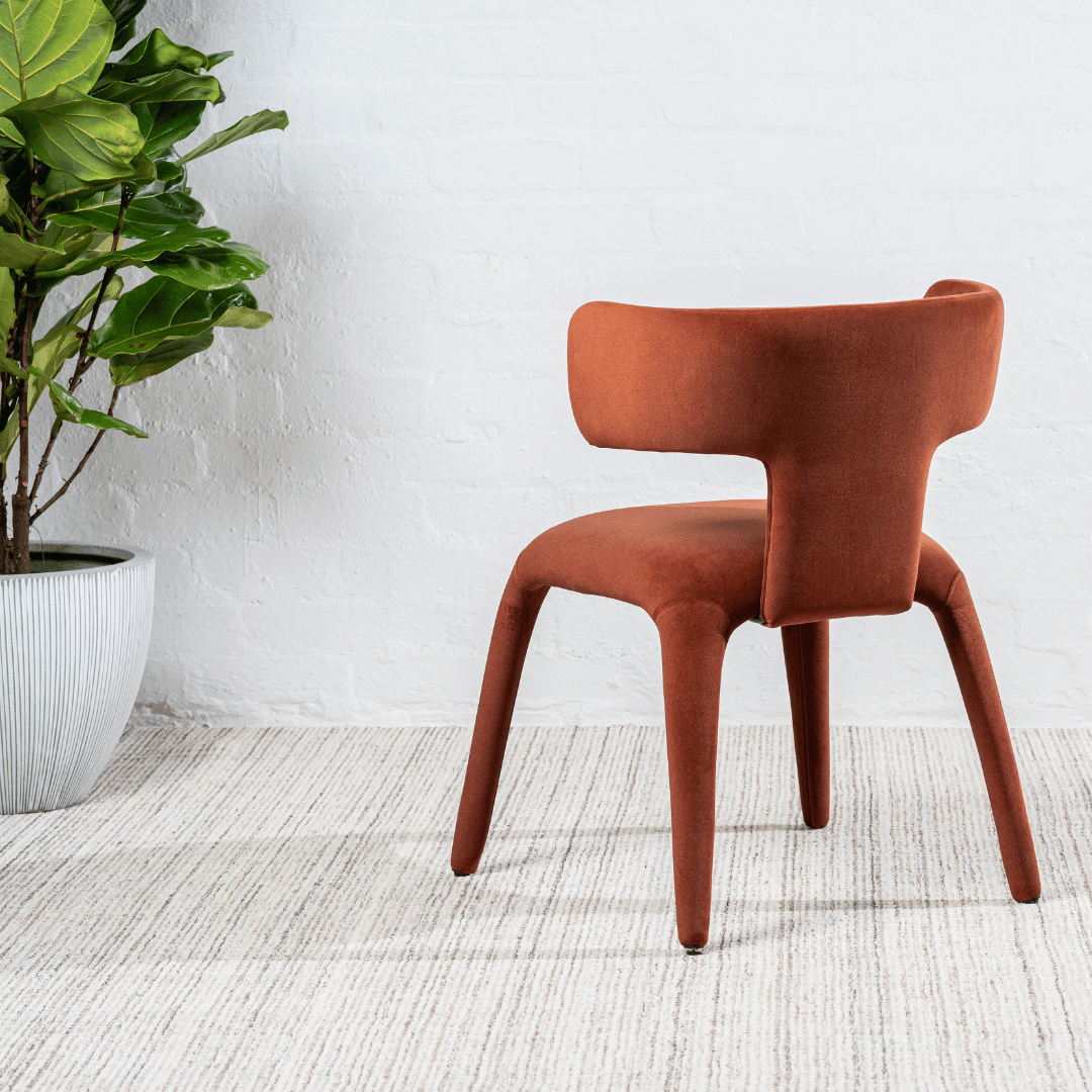 Chaise de salle à manger en tissu rouille avec dossier incurvé