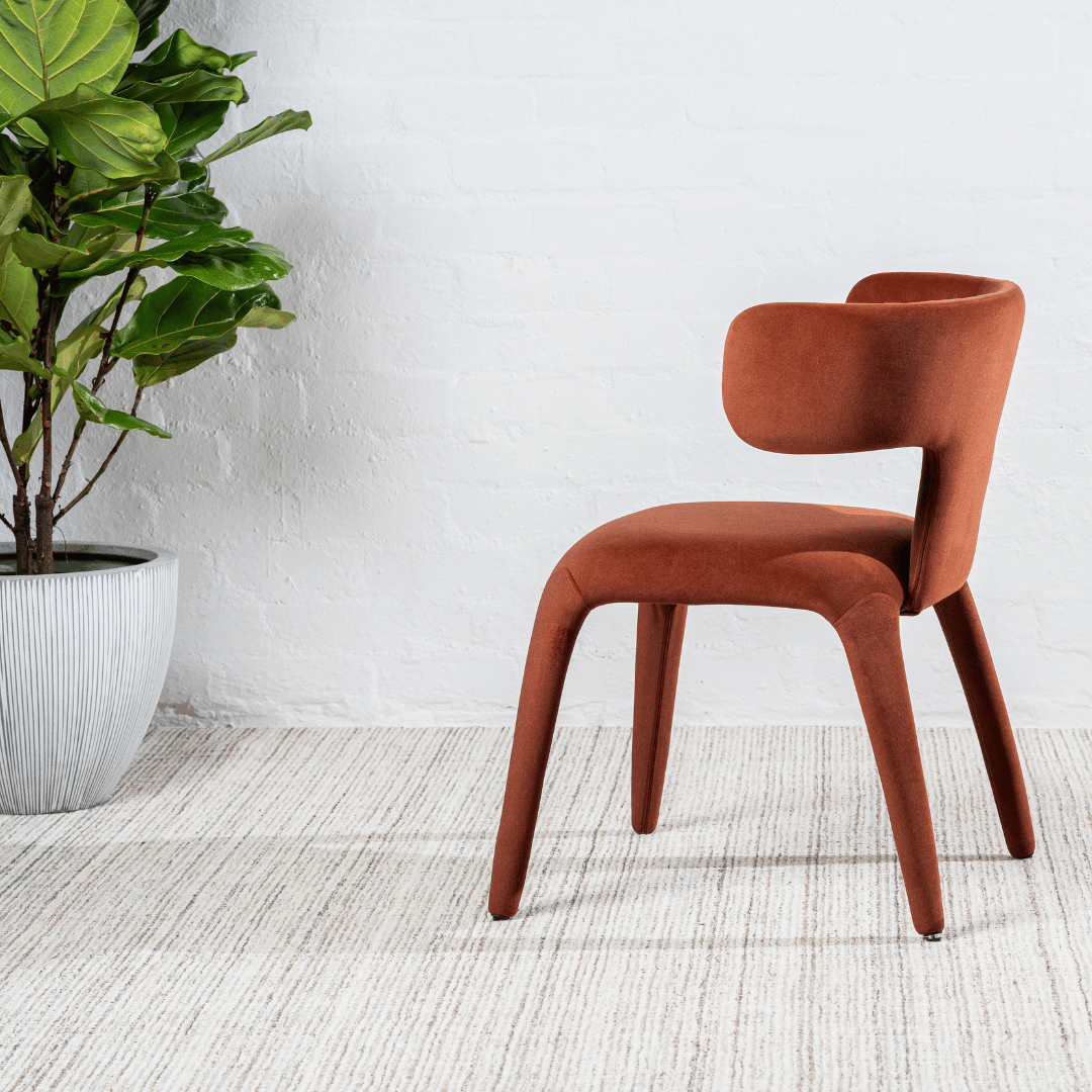Chaise de salle à manger en tissu rouille avec dossier incurvé