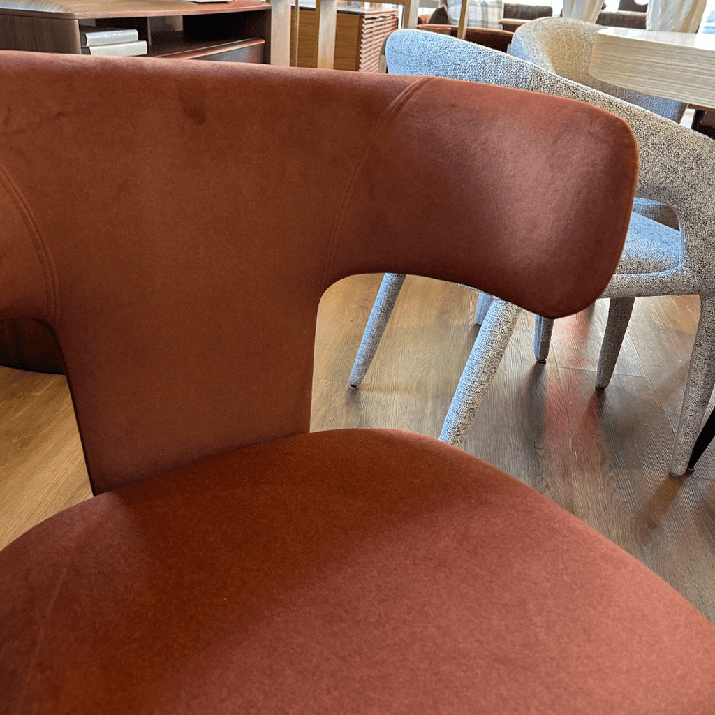Chaise de salle à manger en tissu rouille avec dossier incurvé