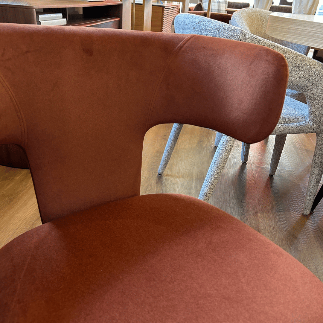 Chaise de salle à manger en tissu rouille avec dossier incurvé