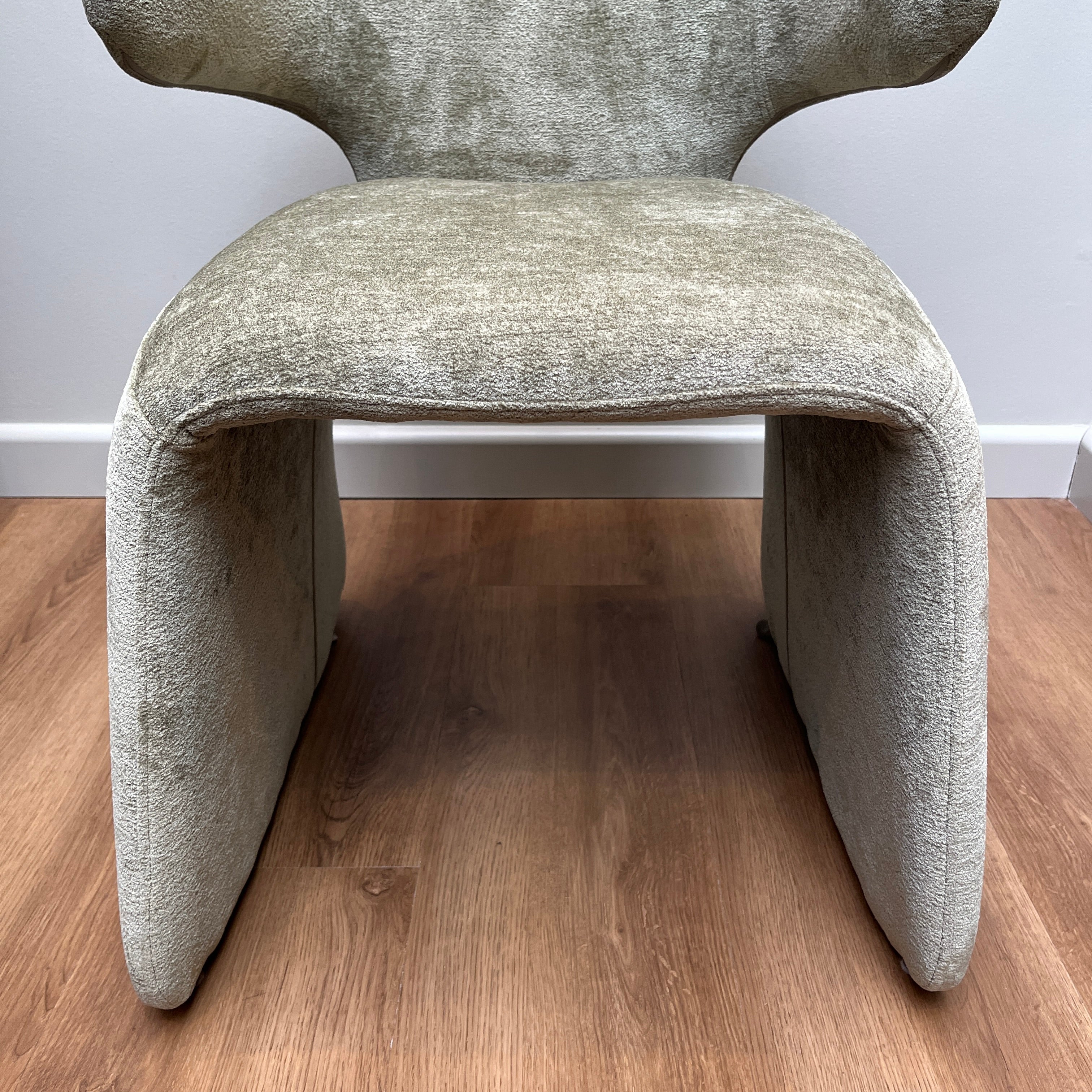 Chaise de salle à manger verte en chenille avec dossier incurvé et rembourré pour salle à manger