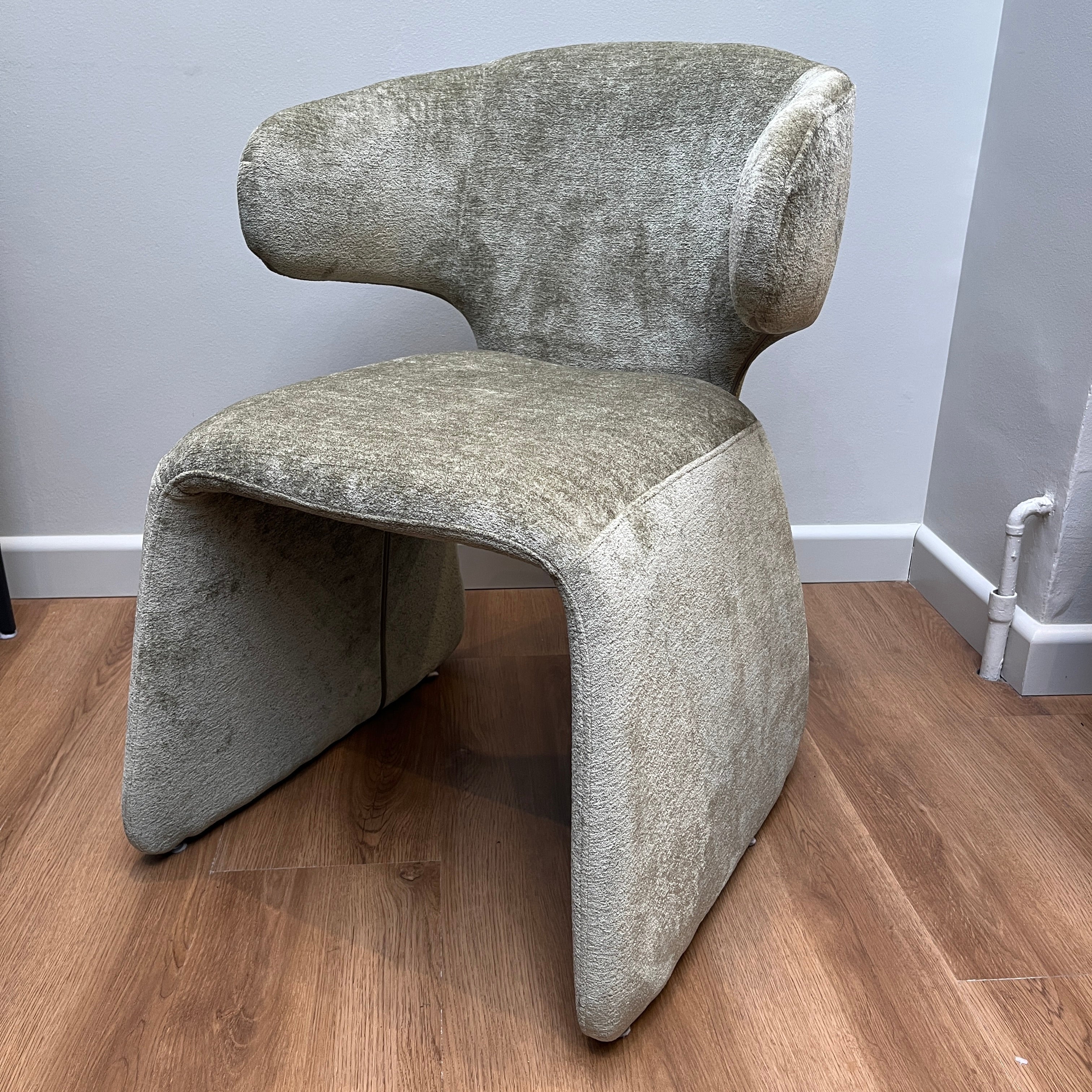 Chaise de salle à manger verte en chenille avec dossier incurvé et rembourré pour salle à manger