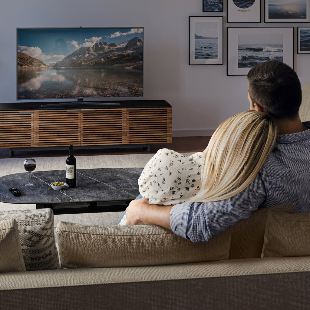 Meuble TV moderne en noyer naturel pour salon