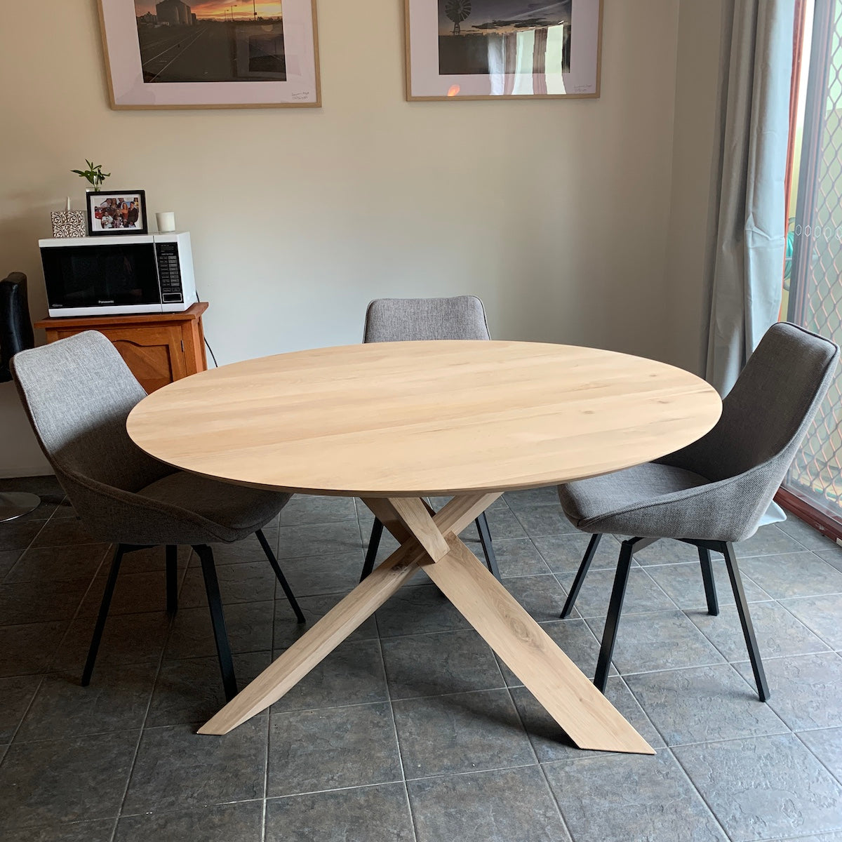Chaise de salle à manger moderne en métal noir avec pivot