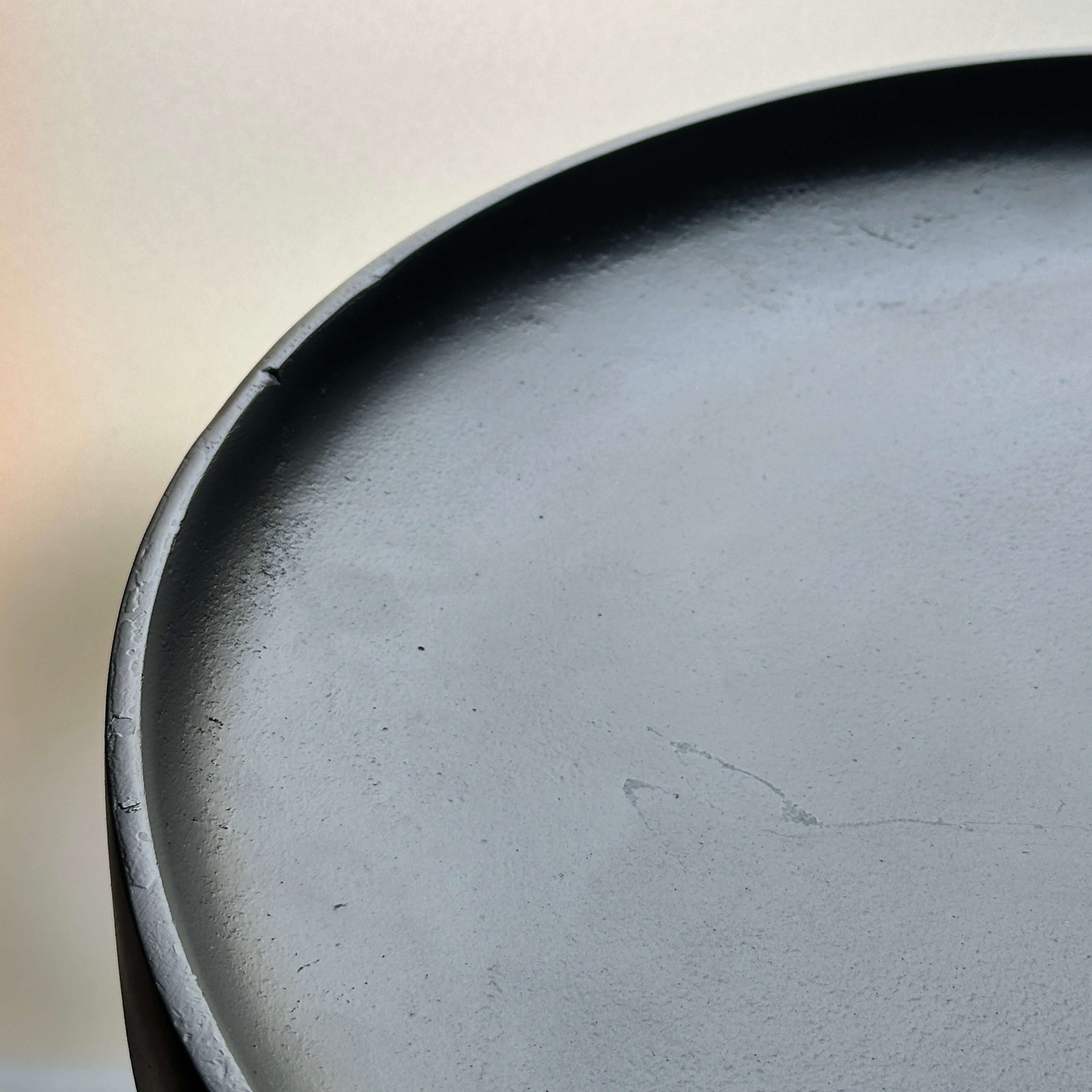 Table d'appoint en métal noir mat pour salon