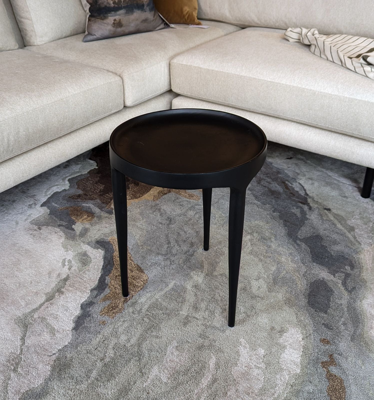 Table d'appoint en métal noir mat pour salon