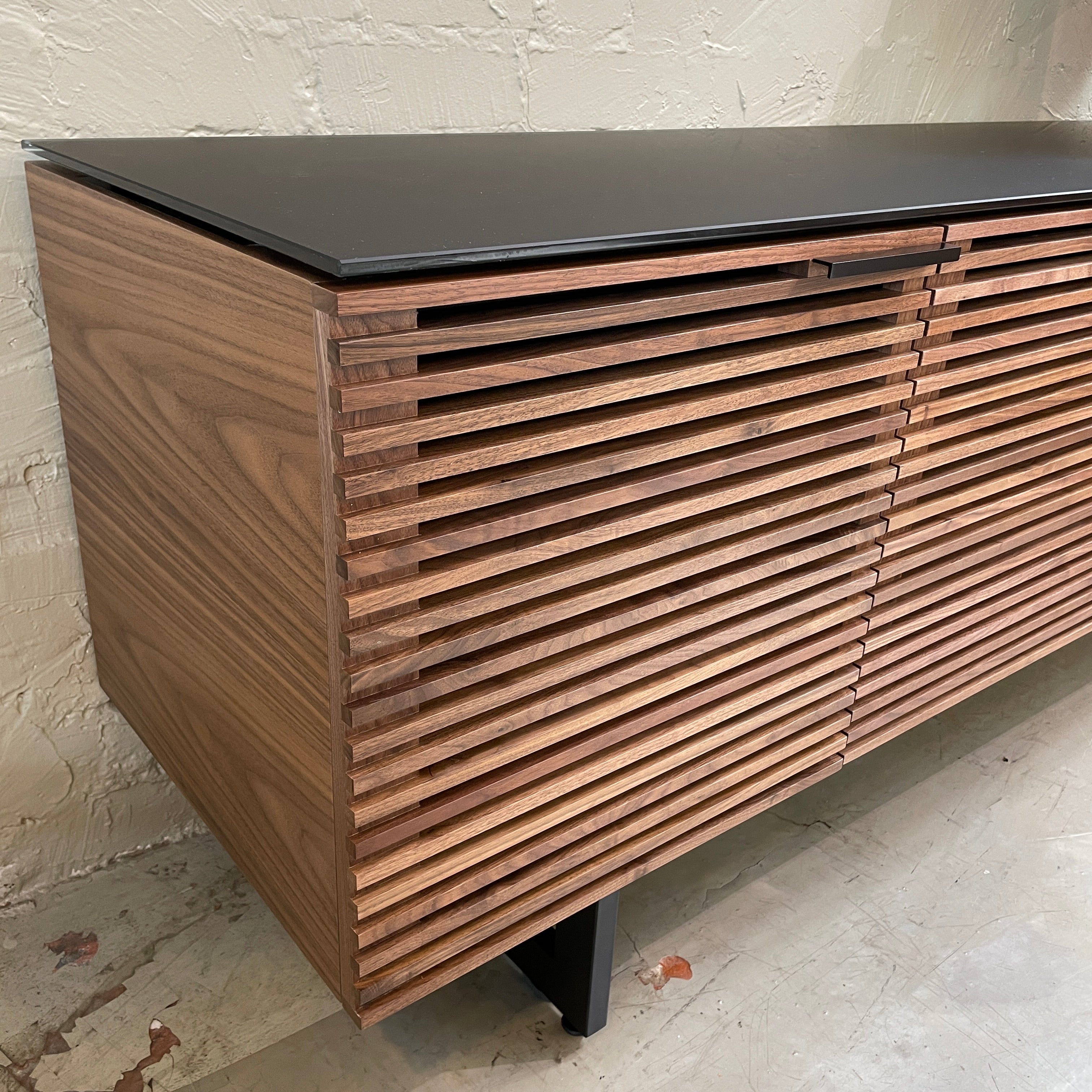Meuble TV en noyer moderne pour salon