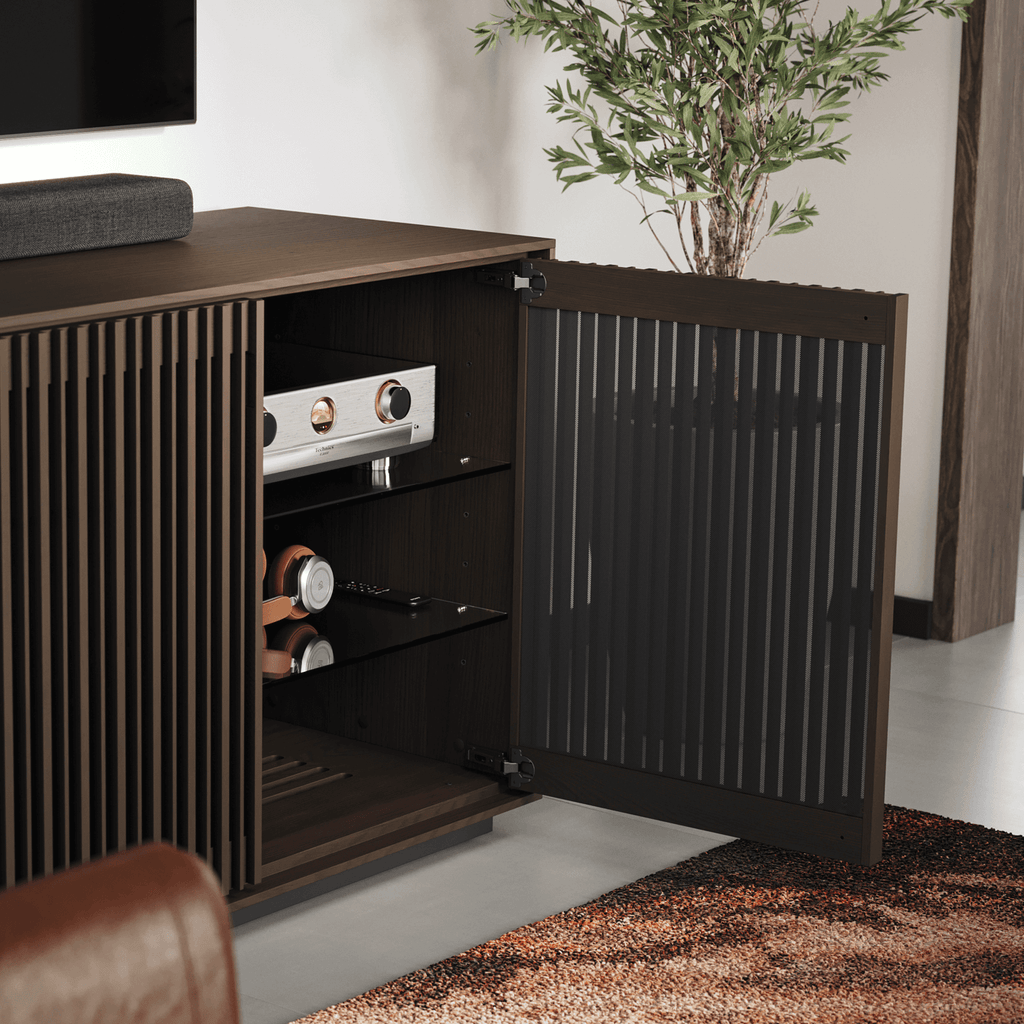 Meuble TV en chêne grillagé pour salon