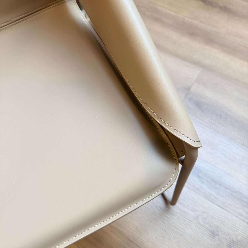 Chaise de salle à manger industrielle en cuir couleur sable avec assise capitonnée pour salle à manger