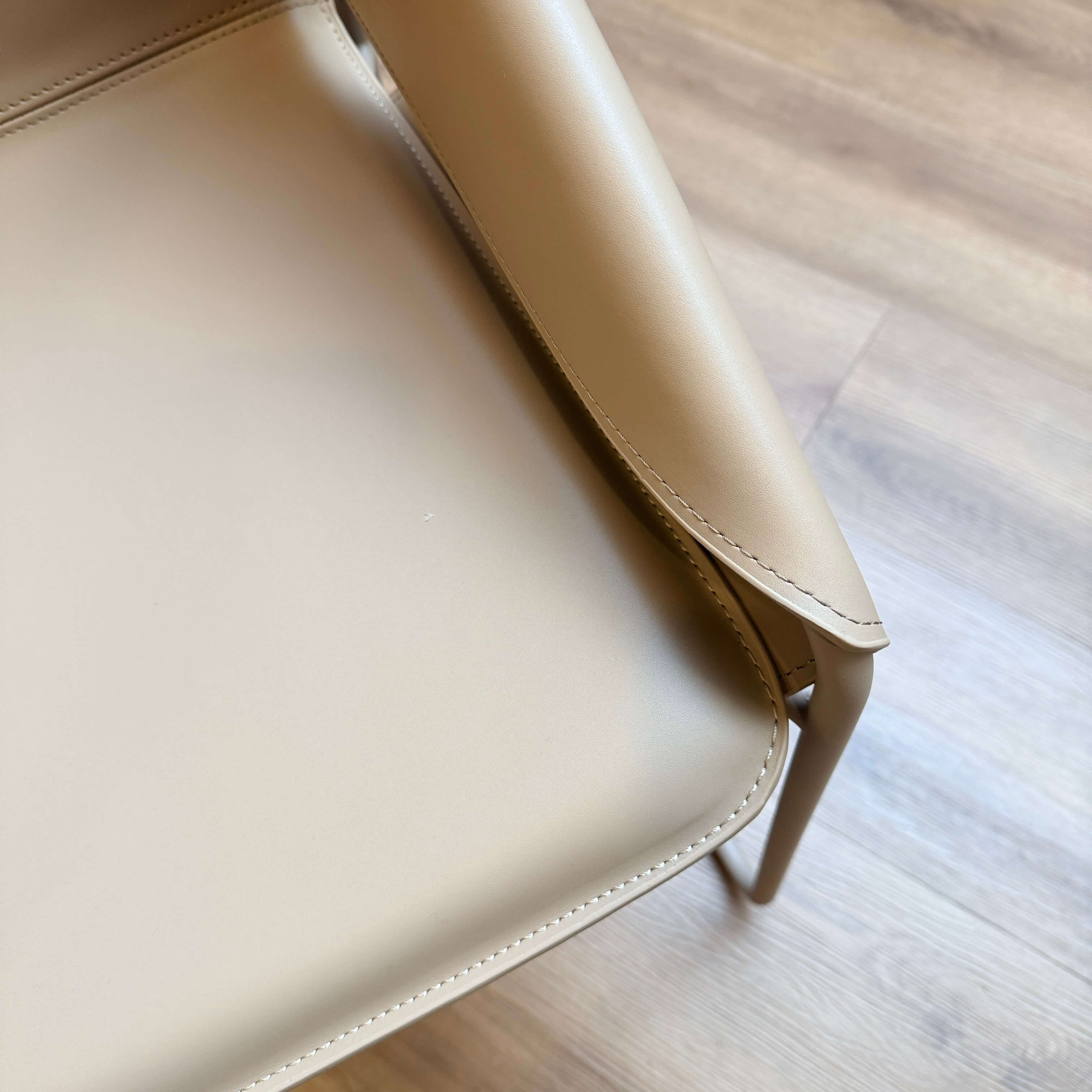 Chaise de salle à manger industrielle en cuir couleur sable avec assise capitonnée pour salle à manger