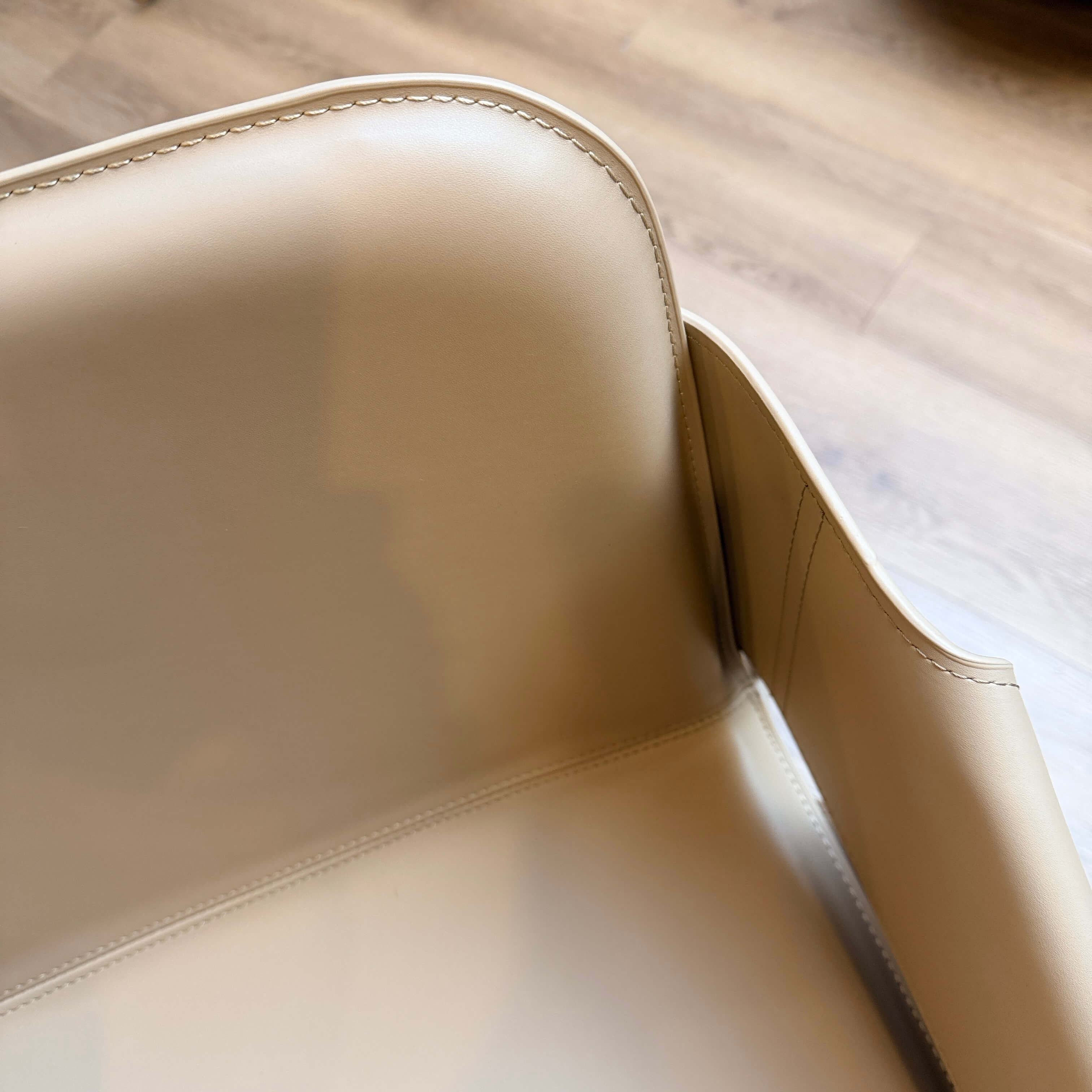 Chaise de salle à manger industrielle en cuir couleur sable avec assise capitonnée pour salle à manger