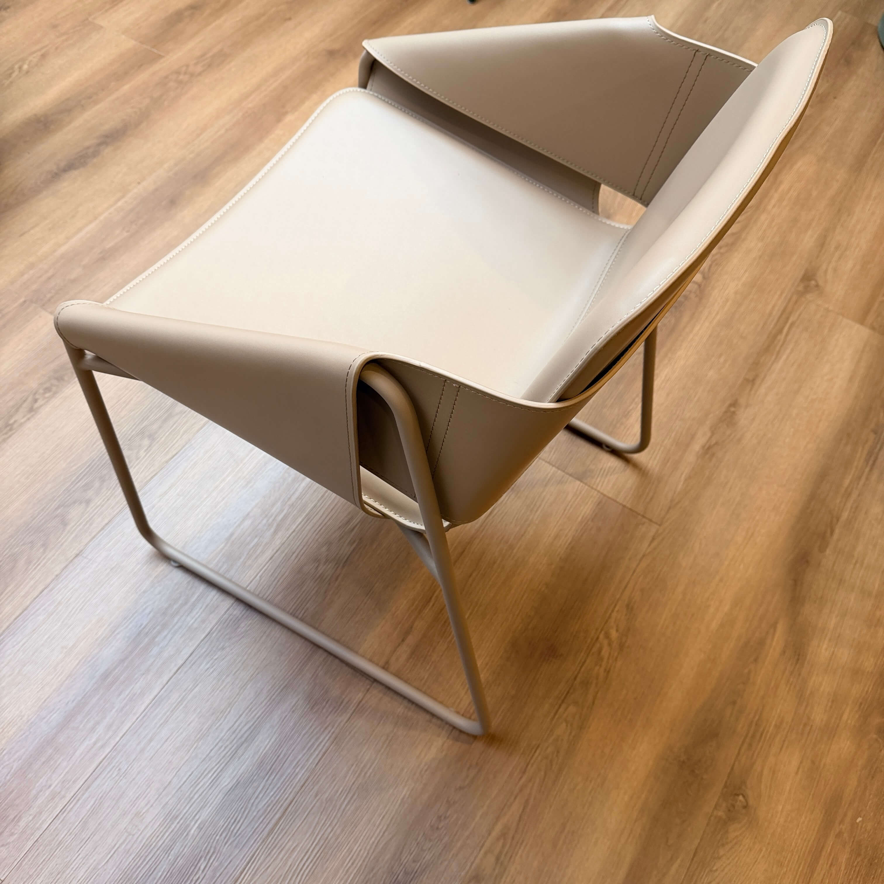 Chaise de salle à manger industrielle en cuir couleur sable avec assise capitonnée pour salle à manger