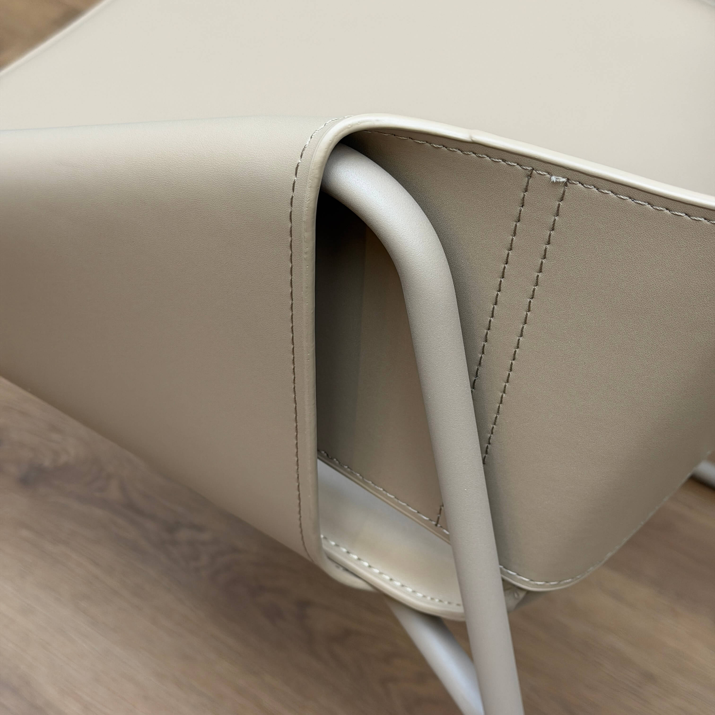 Chaise de salle à manger industrielle en cuir couleur sable avec assise capitonnée pour salle à manger