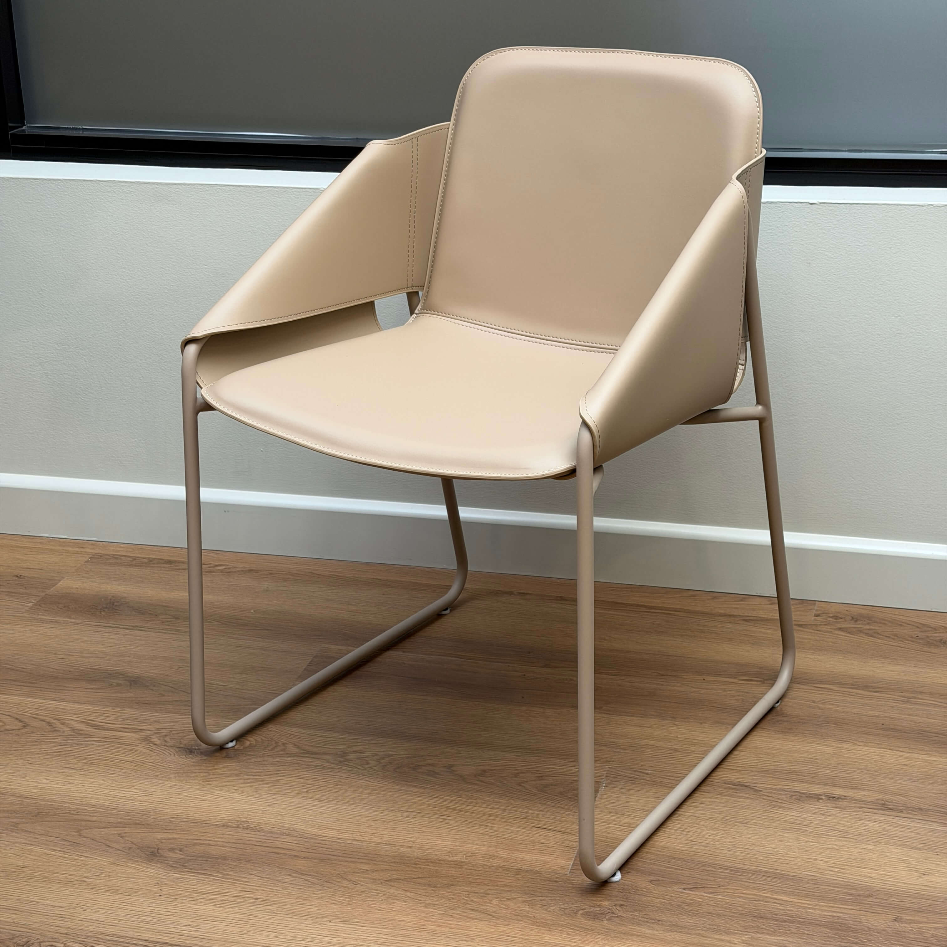 Chaise de salle à manger industrielle en cuir couleur sable avec assise capitonnée pour salle à manger