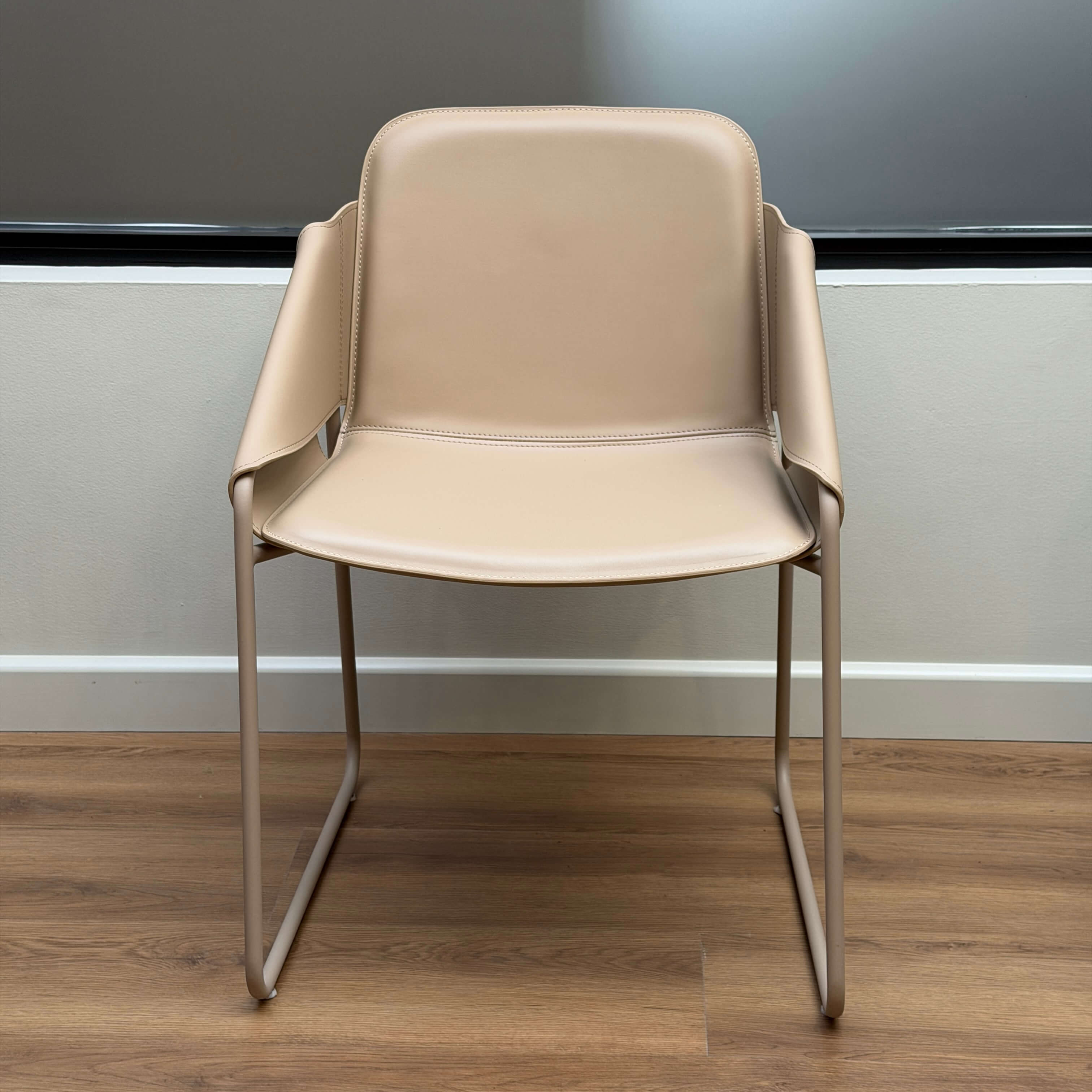 Chaise de salle à manger industrielle en cuir couleur sable avec assise capitonnée pour salle à manger