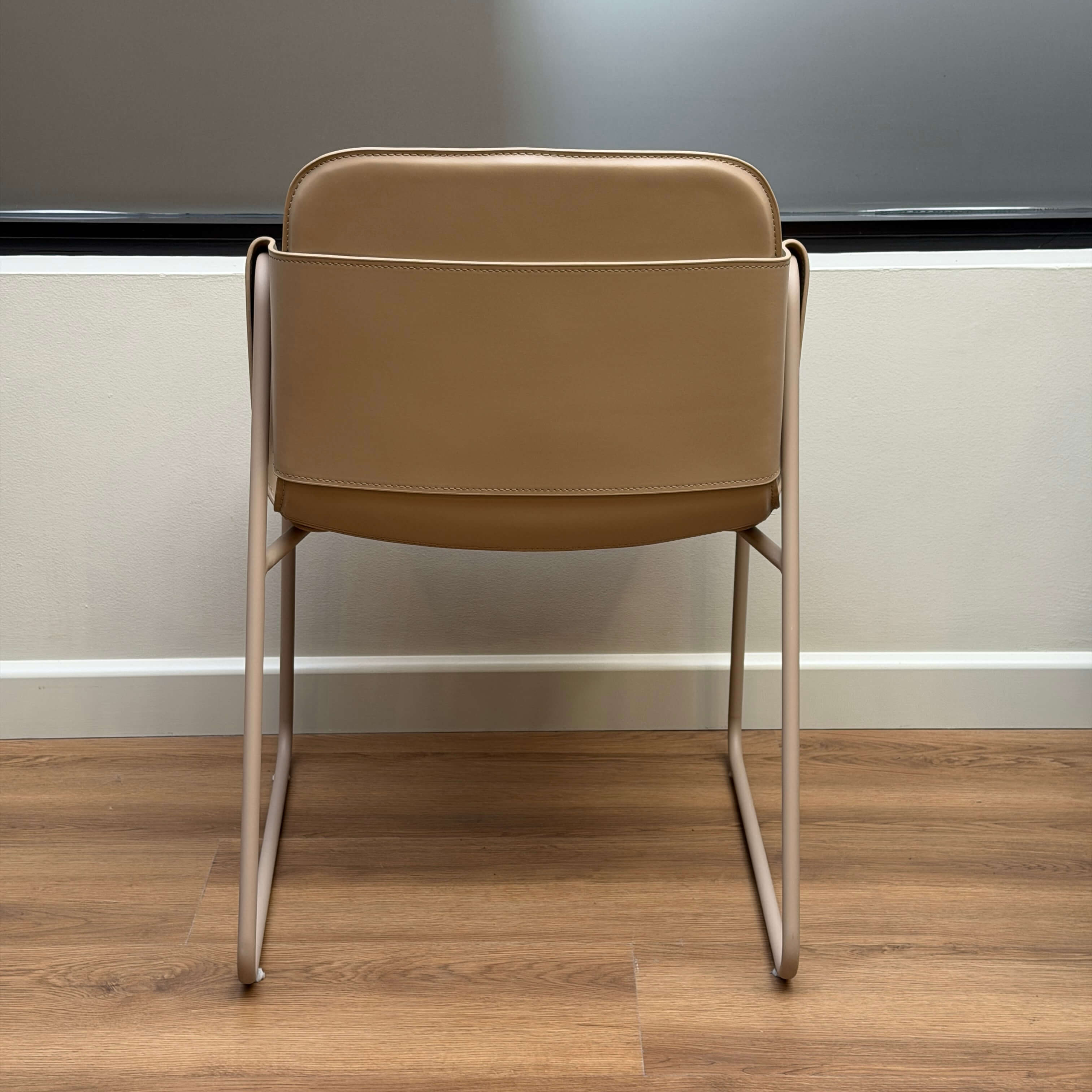 Chaise de salle à manger industrielle en cuir couleur sable avec assise capitonnée pour salle à manger