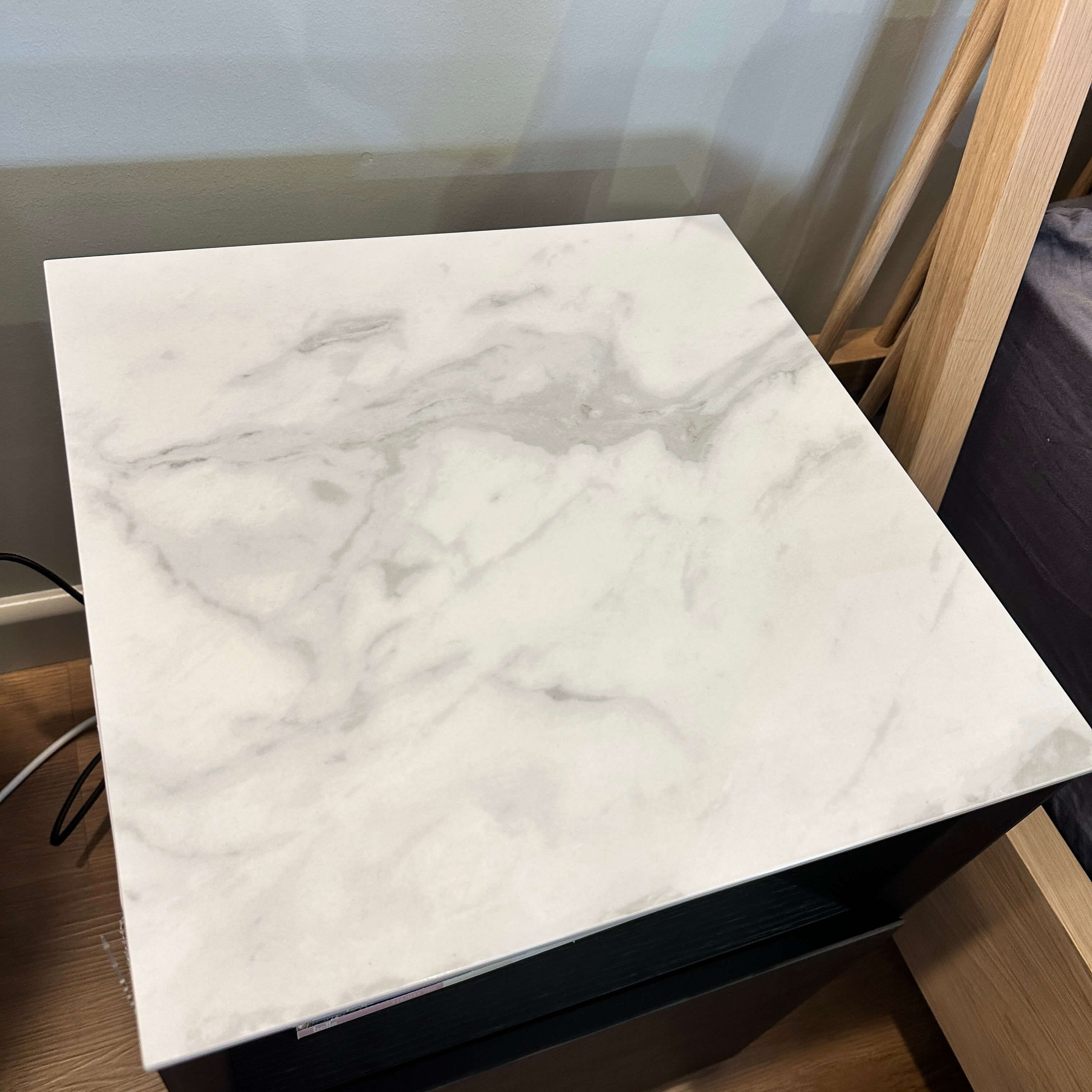 Table de chevet moderne en marbre et chêne noir pour chambre à coucher