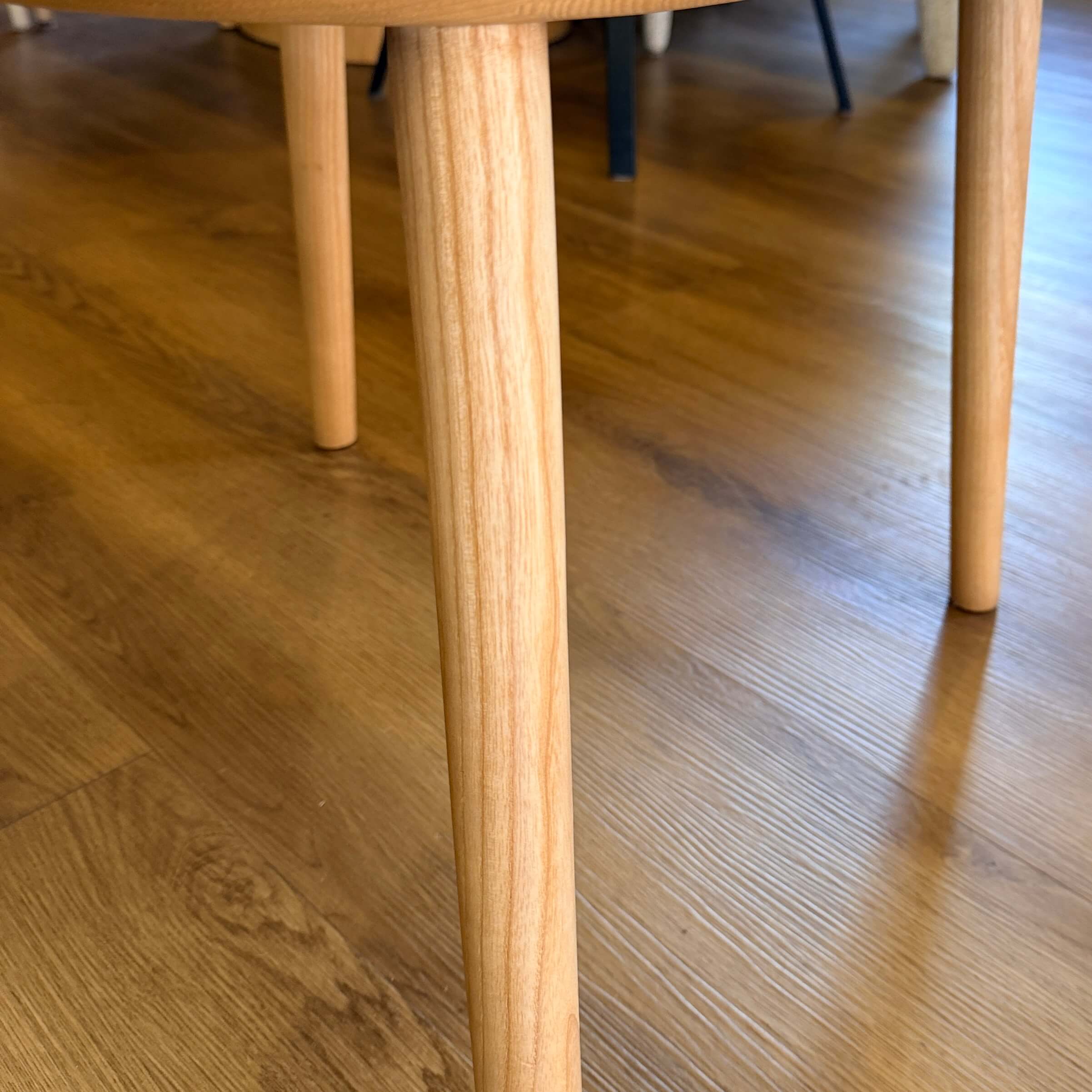 Chaise de salle à manger en frêne naturel avec mousse haute densité et pieds en bois massif
